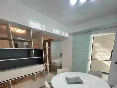 masă albă și scaune garsonieră închiriat Sector 3 București